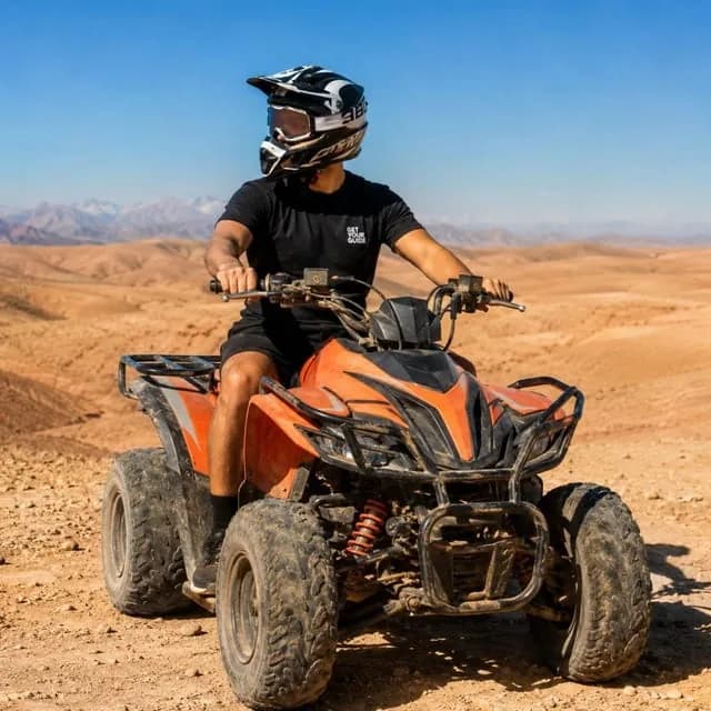 Quad und Kamel bei Sonnenuntergang in Agafay