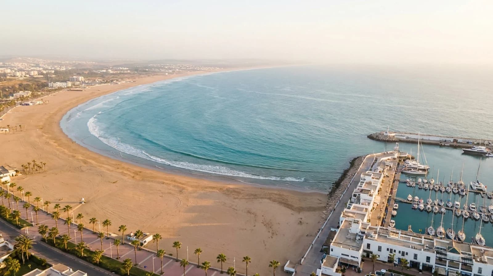 Plage et marina d'Agadir sur la côte atlantique
