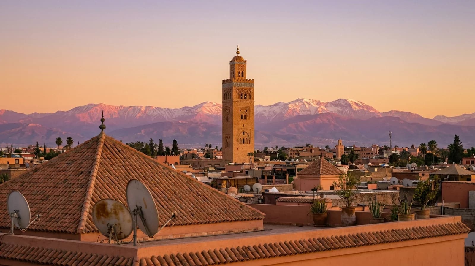 Panorama sur la médina de Marrakech et le minaret de la Koutoubia